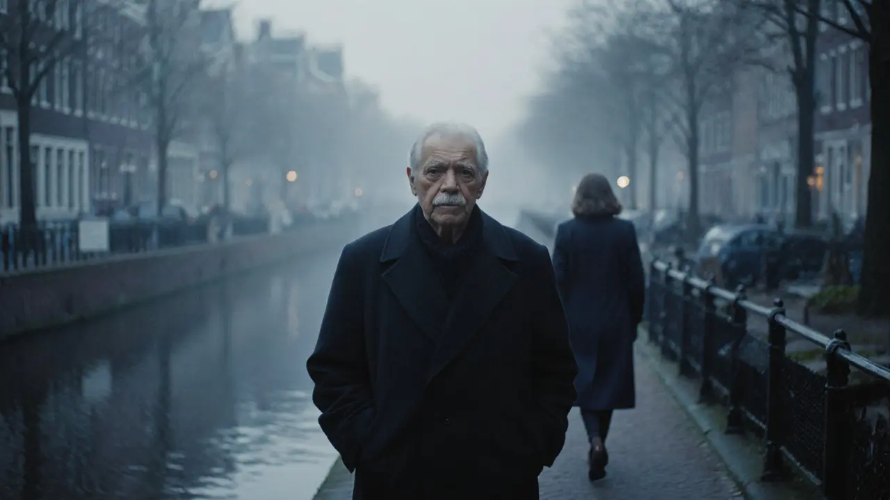 Een oude man loopt langs een mistige gracht, een vrouw in de verte als stille begeleider bij zonsondergang.
