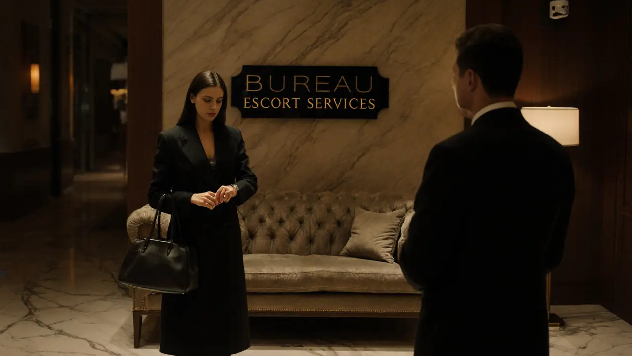 Vrouw in een luxe hotellobby in Rotterdam wachtend op een client, met discreet bureau-logo.